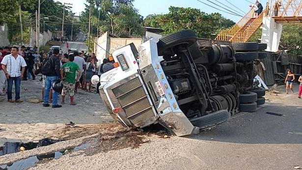 جنوبی میکسیکو میں ٹریلر ٹرک الٹنے سے 49 افراد ہلاک