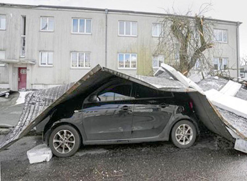 جرمنی: آندھی اور طوفان سے کئی گاڑیاں تباہ‘ نظام مفلوج