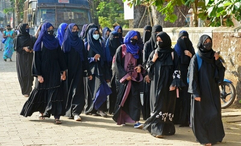 ملک میں کلاس روم میں حجاب پر پابندی کے خلاف احتجاج میں شدت