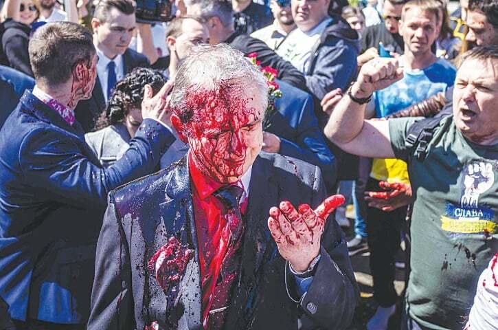 پولینڈ : یوکرین جنگ کے مخالف مظاہرین نے روسی سفیر پر سرخ رنگ پھینک دیا
