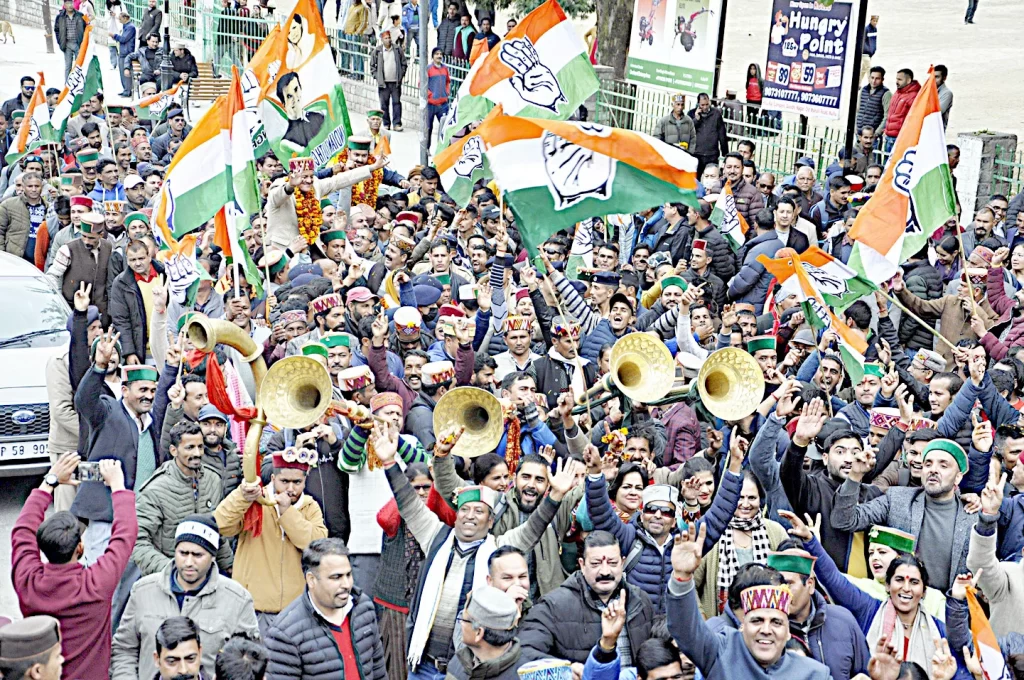 جوشی مٹھ کا نیا بحران! زمین دھنسنے کے دوران جھکے بجلی کے کھمبے اور ٹرانسفرمر، کسی بھی وقت اندھیرے میں ڈوب سکتا ہے شہر