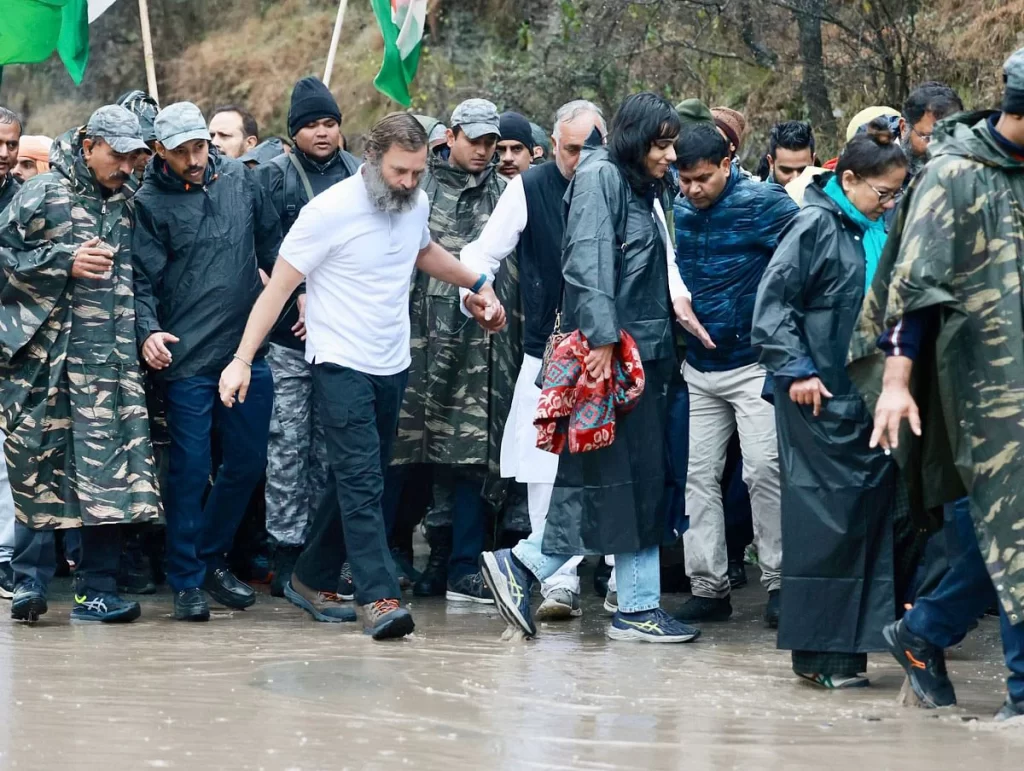 'خون پھر خون ہے ٹپکے گا تو جم جائے گا' ساحر کی شاعری آج کے دور میں بھی موزوں