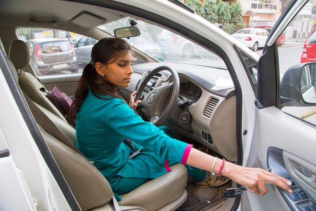 نئی اسکیم شروع؛ خواتین کی ڈرائیونگ تربیت کی نصف فیس ادا کرے گی دہلی حکومت