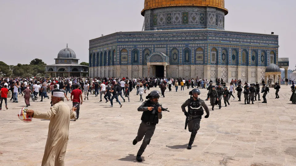 مشرقی القدس میں مسجد اقصیٰ پر اسرائیلی فوج کا چھاپہ