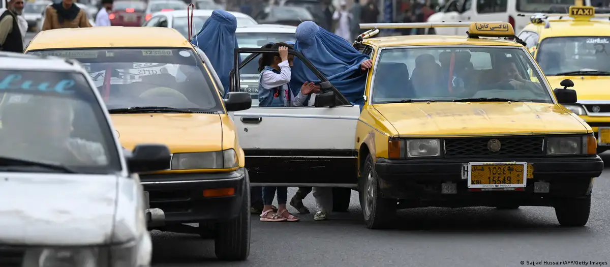 برطانوی وزیر اعظم رشی سنک کے گھر کو کالے کپڑے سے ڈھانپنے والے چار مظاہرین گرفتار