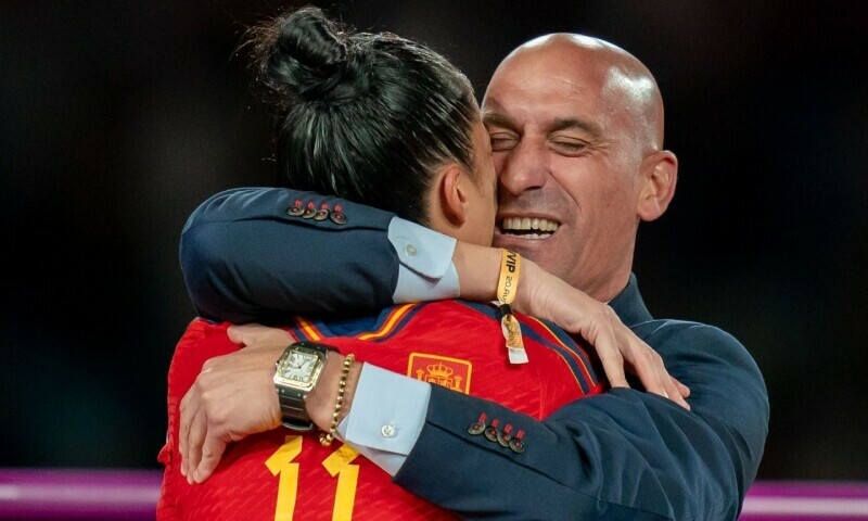 خاتون فٹبالر کے ہونٹوں پر بوسہ دینے والے ہسپانوی فٹبال کے سربراہ عہدے سے مستعفی