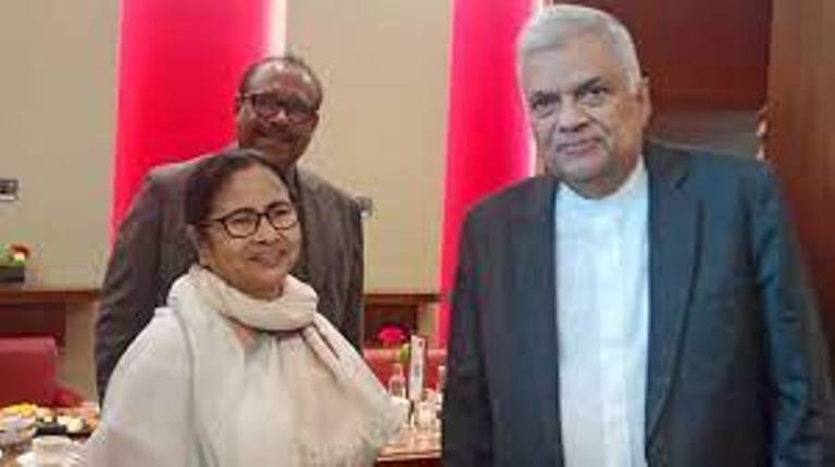 وزیر اعلیٰ ممتا بنرجی کی سری لنکا کے صدر انل وکرماسنگھے سے دبئی ائیر پورٹ پر اچانک ملاقات