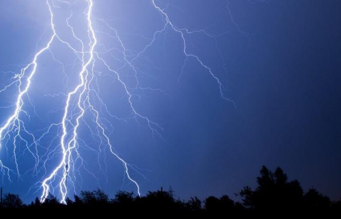 گجرات میں غیر موسمی بارش کے بعد آسمانی بجلی گرنے سے 20 افراد کی موت