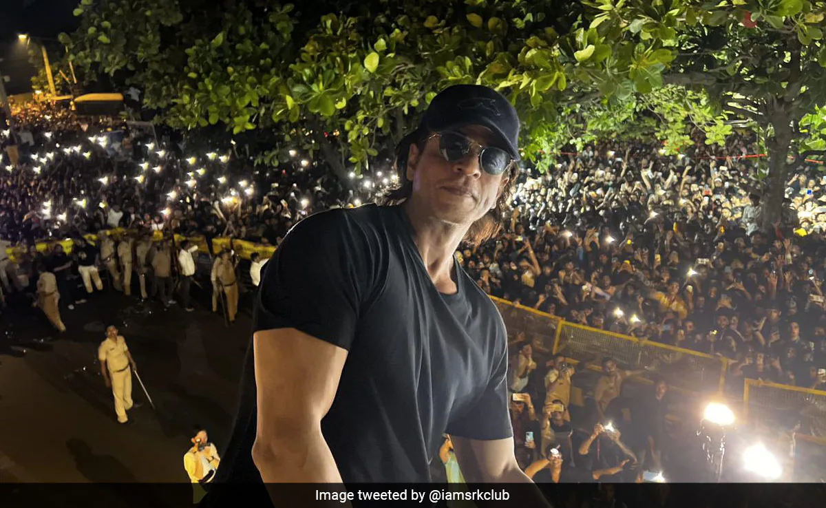 شاہ رخ خان کی سالگرہ پر منت کے باہر مداحوں کا ہجوم، ہ 34 موبائل فون چوری