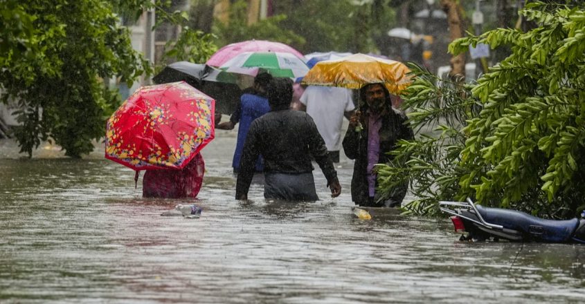 مہاراشٹر کے ودربھ علاقے میں شدید بارش کے پیش نظر ریڈ الرٹ، گجرات میں بھی آسمان سے ابھی راحت نہیں