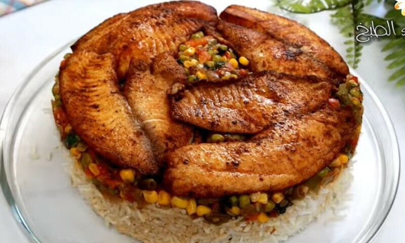 چاول اور سبزیوں کے ساتھ مزیدار تلی ہوئی مچھلی