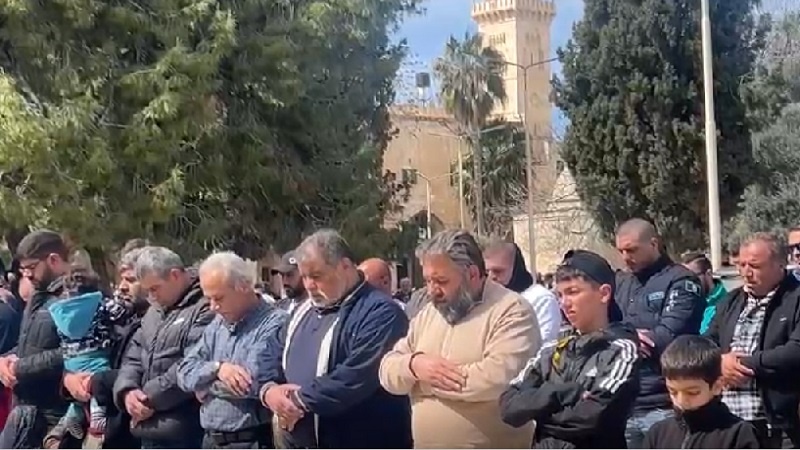 تمام تر پابندیوں کے باوجود ہزاروں فلسطینیوں نے مسجد الاقصیٰ میں نماز جمعہ ادا کی