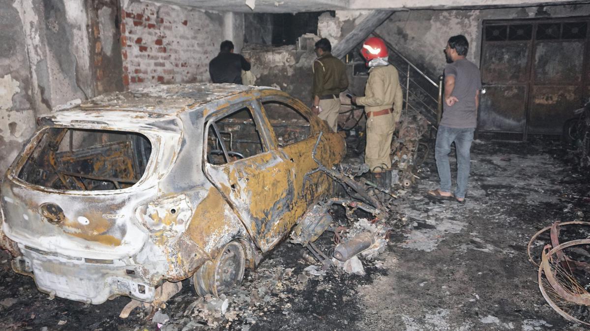 دہلی کے شاستری نگر میں آگ لگنے سے دو لڑکیوں سمیت چار کی موت ہو گئی۔