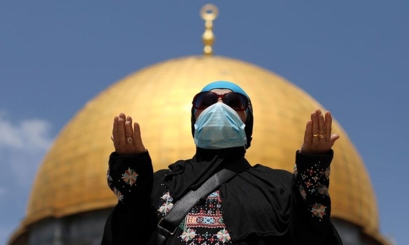 صیہونی حکومت کی پابندیوں کے باوجود ہزاروں فلسطینیوں نے مسجد اقصیٰ میں نماز جمعہ ادا کی