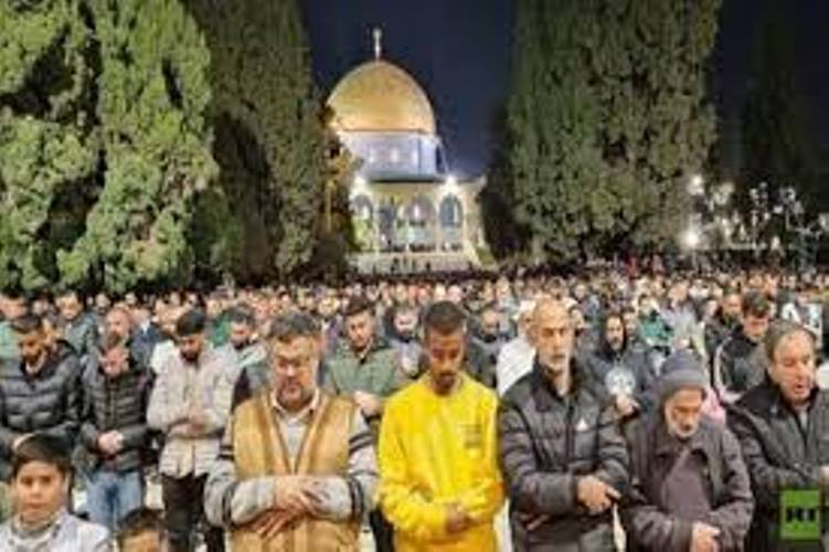فلسطین، رکاوٹوں کے باوجود 40 ہزار فلسطینیوں نے مسجد اقصی میں نماز ادا کی