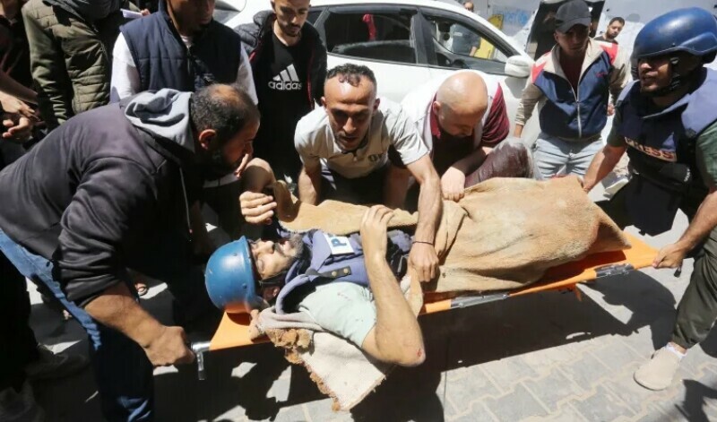 غزہ میں اسرائیلی فضائی حملے سے 3 صحافی شدید زخمی
