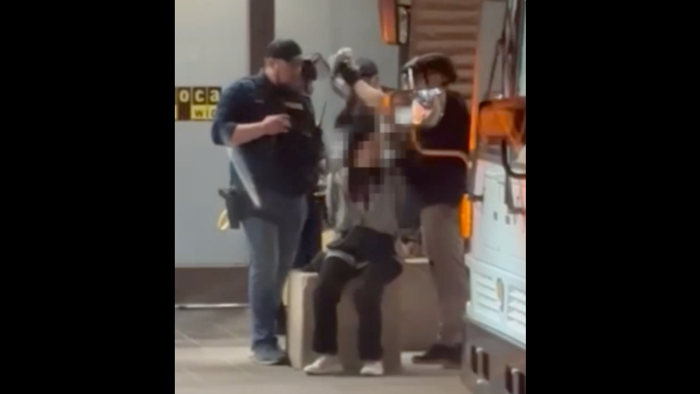 vطامریکی ریاست ایریزونا میں 4 مسلم خواتین کا اسکارف زبردستی اُتار دیا گیا، واقعے کی ویڈیو وائرل ہو گئی۔