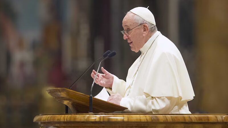 پوپ فرانسس کا عیدالفطر پر پیغام؛ جنگ کی آگ بجھاؤ اور امن کی شمع روشن کرو