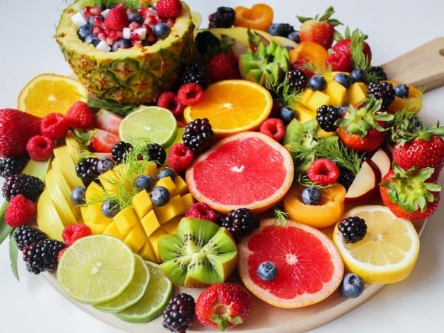 شدید گرمی میں یہ 8 پھل اپنی خوراک میں ضرور شامل کریں