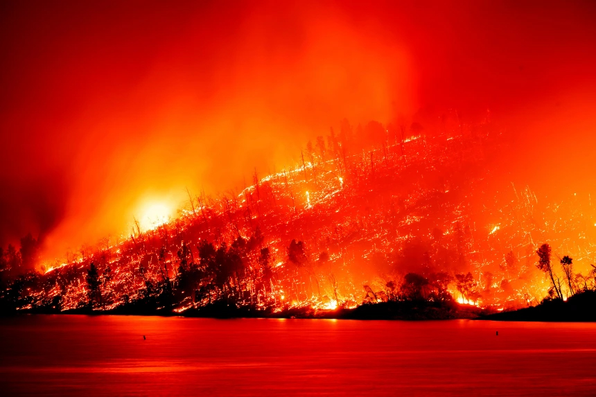 امریکا کی ریاست کیلی فورنیا میں آگ بھڑک اٹھی، ہزاروں افراد انخلا پر مجبور