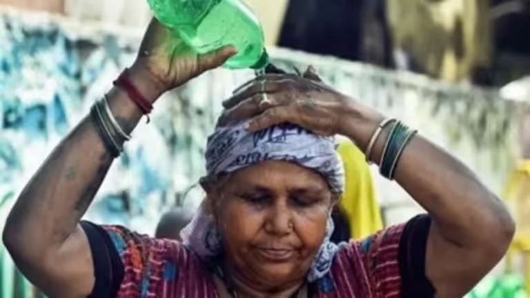 دہلی میں جھلسانے والی گرمی، محکمہ موسمیات نے جاری کیا آرینج الرٹ، لوگوں کو احتیاط برتنے کی صلاح