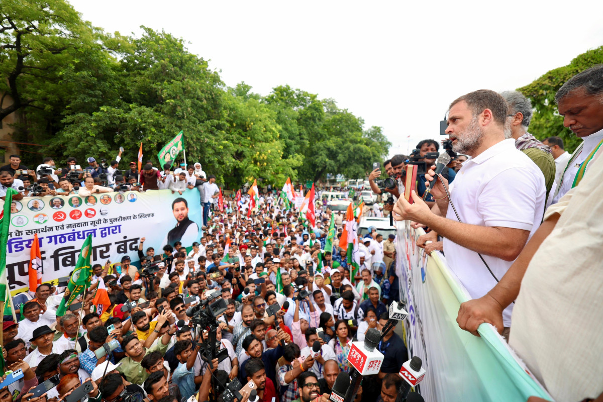  ممبئی میں موسلادھار بارش کے باعث نشیبی علاقوں اور سڑکوں میں پانی جمع ہوگیا، لوکل ٹرین خدمات متاثر