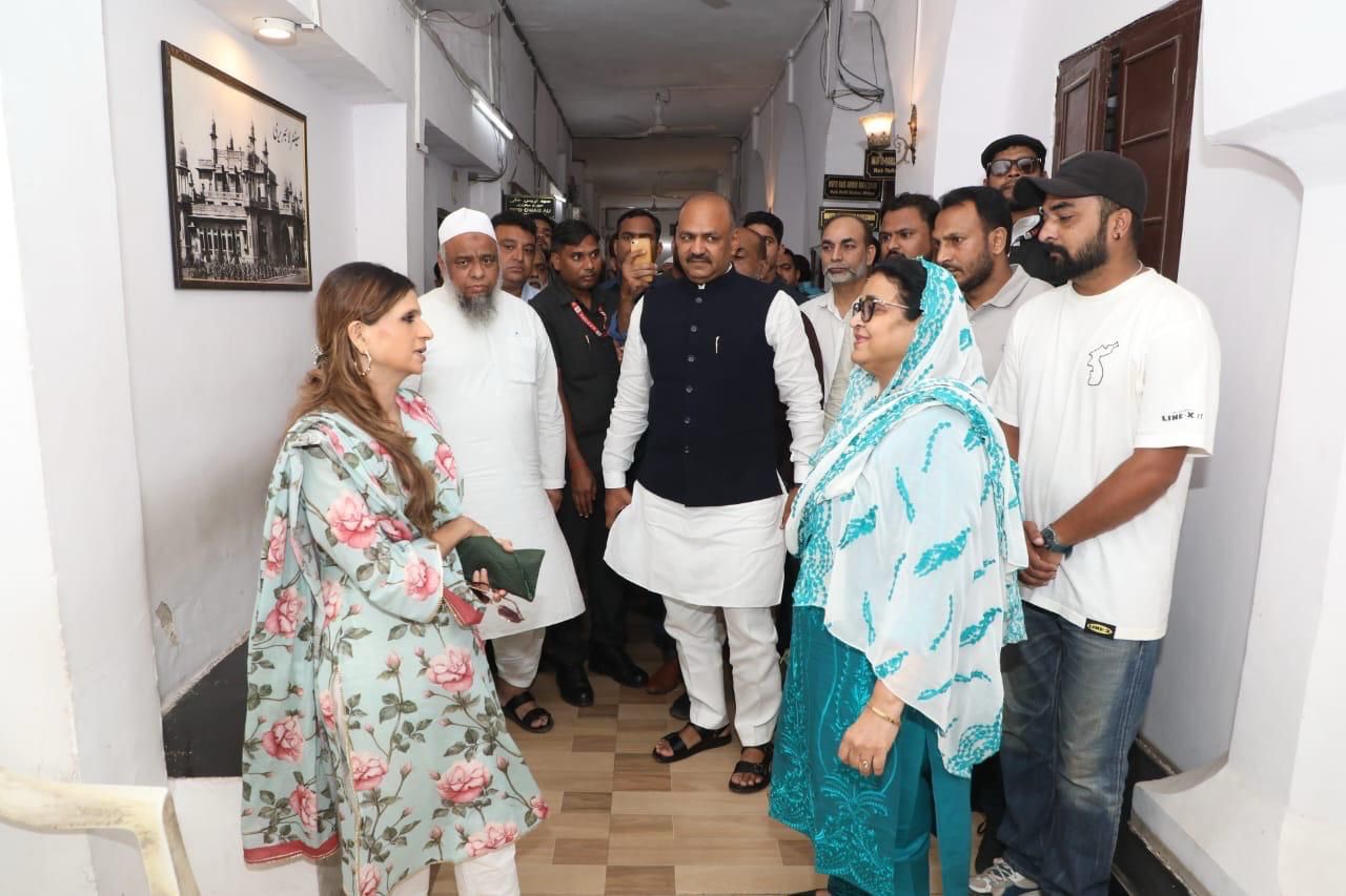 سیف علی خان کی بہن صبا علی سلطان اچانک بھوپال پہنچ گئیں، رائل وقف کمیٹی کے حساب کتاب کا کیا معائنہ