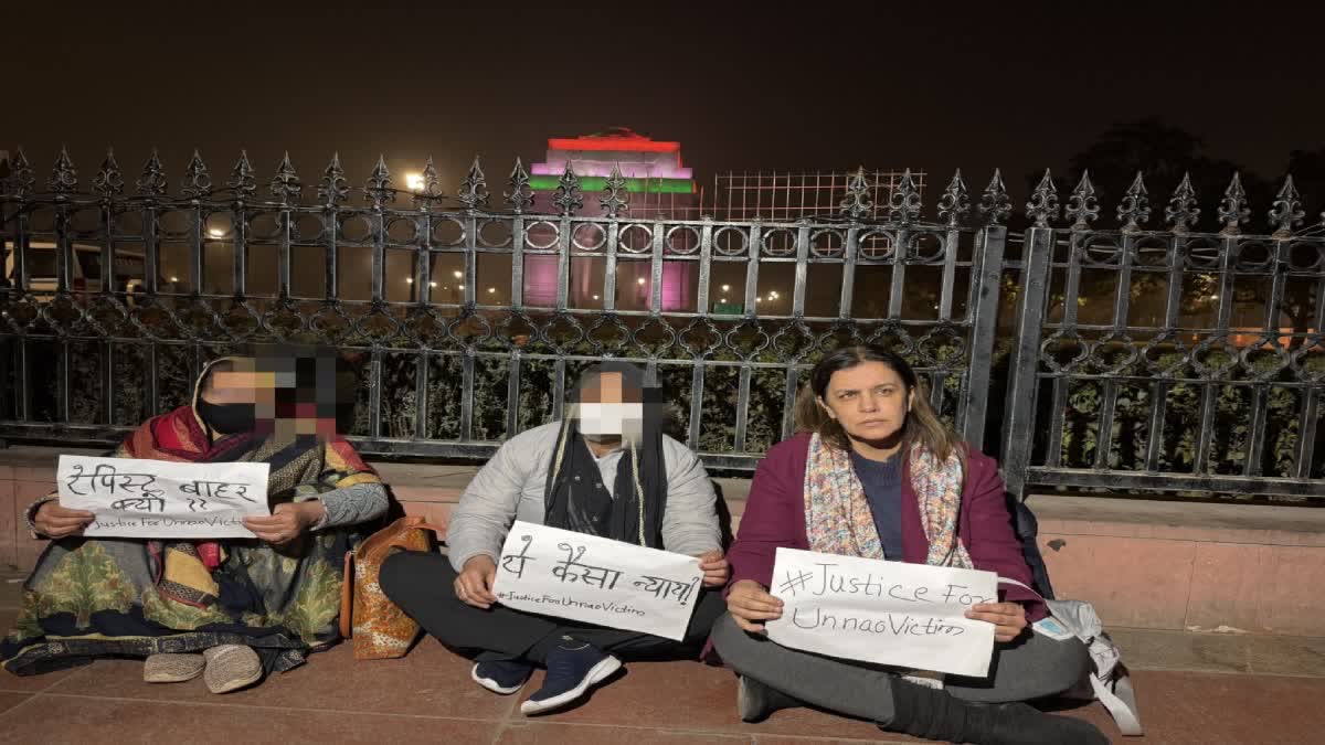 اناؤ اجتماعی عصمت ریزی کیس: مجرم کلدیپ سنگھ سینگر کی ضمانت کے خلاف متاثرہ خاندان کا انڈیا گیٹ پر احتجاج