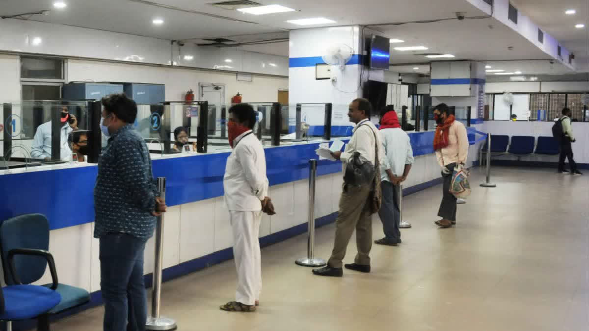 ملک گیر بینک ہڑتال: ایس بی آئی اور پنجاب بینک سمیت پبلک سیکٹر کے بینکوں نے روکا کام، صارفین پریشان