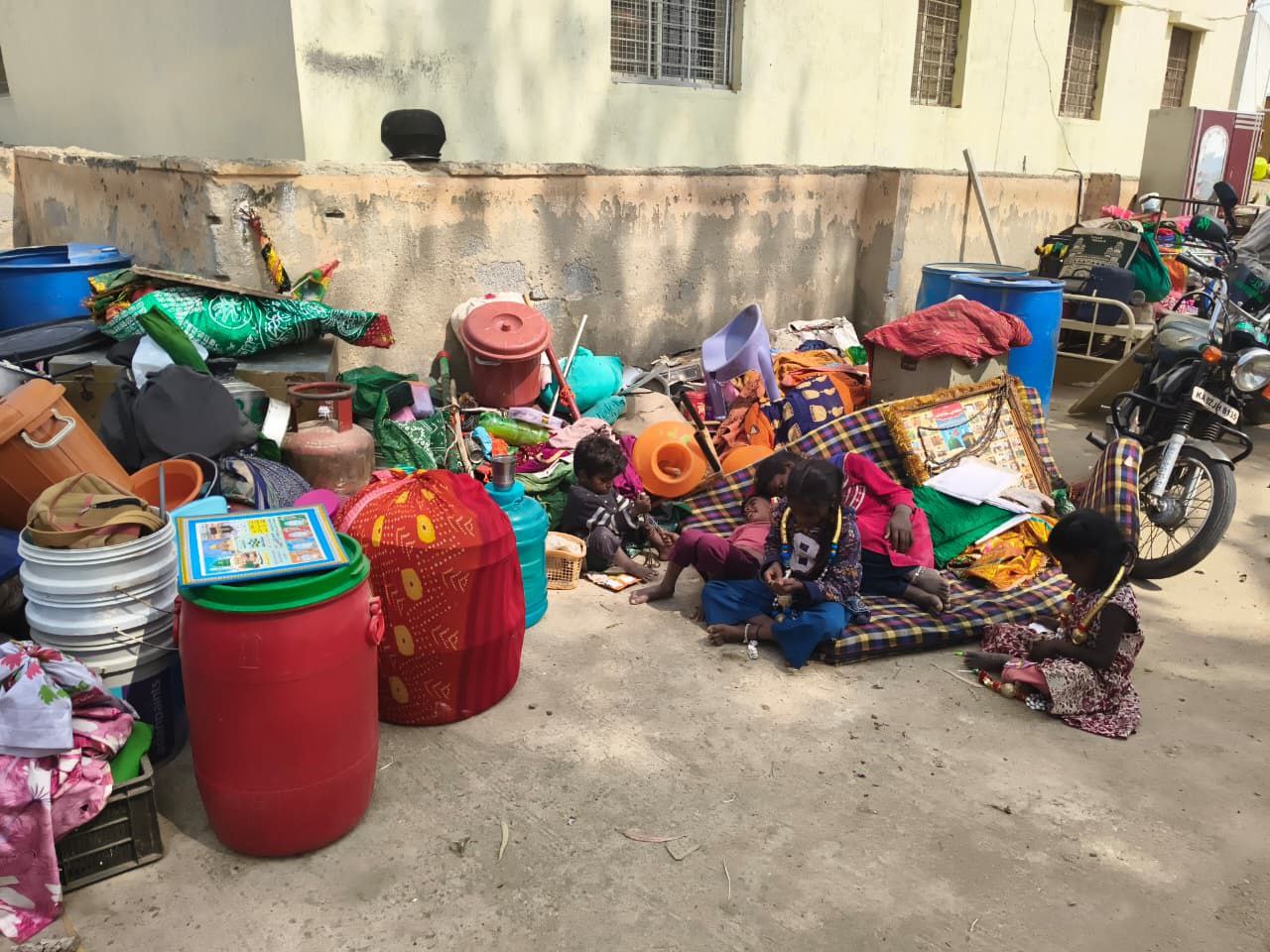 بارہ بنکی کے ایک سرکاری سکول میں ٹیچر نے خود کو پھانسی لگالی، پرنسپل اور اسسٹنٹ ٹیچر کے خلاف مقدمہ درج