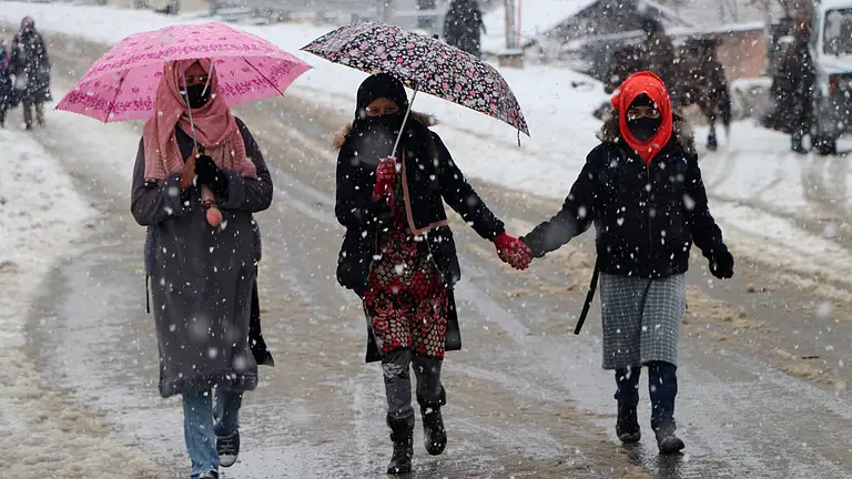 شمال مغربی ہندوستان میں پھر موسم خراب، پہاڑوں پر برف باری اور میدانی علاقوں میں بارش کے ساتھ ژالہ باری